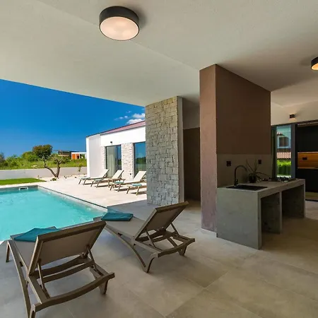 With Stunning Views Villa Vodnjan